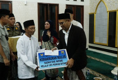 Bupati Batang Serap Aspirasi Warga Bandar saat Tarawih Keliling, Janjikan Rp100 Juta untuk Lapangan Desa