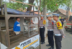Gerobak Rusak Akibat Kecelakaan, Satlantas Polres Pekalongan Bantu Ibu Halimah Bangkit Kembali