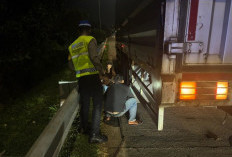 Petugas Pos Yan Rest Area 338A Bantu Truk Pecah Ban Saat Patroli Malam