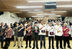 FISIP Undip Bedah Buku Politik, Mohammad Saleh Soroti Pentingnya Menjembatani Teori dan Praktik