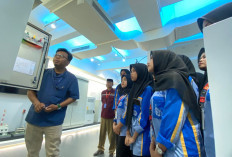 Dapat ‘Golden Ticket’ Berkunjung ke Rumah Belajar TBIG, Siswa SMK HS Agung Bekasi Ini Antusias Belajar FTTH