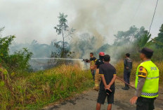 Bakar Sampah Kasur Bekas, Lahan Rumput di Kajen Terbakar