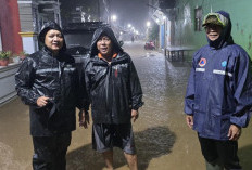 Banjir Rendam Sejumlah Wilayah di Batang, Wabup Suyono Turun Langsung Bantu Evakuasi Lansia