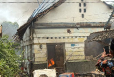 Diduga Korsleting Listrik, Rumah Warga di Ambokembang Pekalongan Hangus Terbakar, Kerugian Rp150 Juta