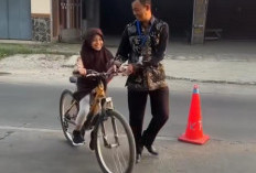 Tak Sekadar Jadi Kepala Sekolah, Rasokha Tiap Pagi Turun ke Jalan Seberangkan Siswa SDN Kauman 07