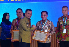Plt Bupati Pekalongan Sukirman Terima Penghargaan PMDN Tertinggi se-Jawa Tengah