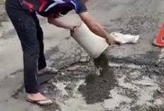 Polisi di Pekalongan Viral Tambal Jalan Berlubang Pakai Uang Pribadi, Terenyuh Lihat Kecelakaan Tragis
