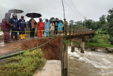 Bupati Batang Perintahkan Pengerjaan Darurat Tebing Jembatan Kritis yang Hampir Putus