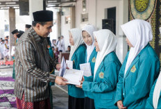 Taj Yasin Hadirkan Senyum Santri Lewat Tali Asih Hafiz Al-Qur'an