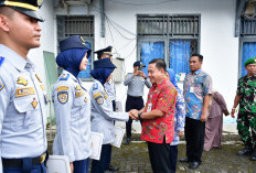 Wakil Bupati Pekalongan Sukirman Serahkan SK Pengangkatan 8 CPNS Lulusan PTDI-STTD