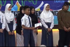 Kado Literasi di Ultah ke-42: SMPN 4 Pekalongan Launching Dua Buku Siswa