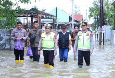 Kapolres dan Ketua DPRD Pekalongan Terjang Banjir Sipait, Siapkan Trauma Healing hingga Dapur Umum