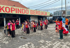 Di Tengah Banjir, Relawan PMR SMAN 1 Wiradesa Hadirkan Kembali Tawa Anak-anak di Pengungsian