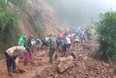 Demi Jalan Kembali Terbuka, Aparat dan Warga Lebakbarang Bahu-Membahu Singkirkan Material Longsor