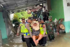 Polisi Evakuasi Puluhan Warga Terdampak Banjir di Siwalan Pekalongan