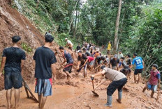 Polisi-Warga Evakuasi Longsor Dapuran Bambu di Linggoasri