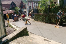 10 Tahun Dibiarkan Rusak, Warga Desa Notogiwang di Pekalongan Swadaya Cor Jalan Demi Anak Sekolah