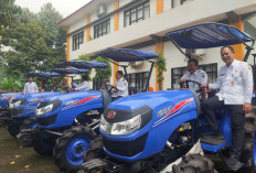 Dorong Swasembada Pangan, Pemkab Pekalongan Salurkan Puluhan Alsintan ke Petani di Tengah Ancaman Banjir