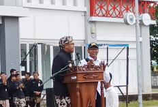 Mengabdi 30 Tahun Lebih, Pegawai Honorer TPI Batang Dapat Hadiah Umroh dari Bupati Faiz