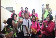 Bhayangkari Pekalongan Sambangi Pengungsian, Salurkan Bantuan hingga Hibur Anak-anak