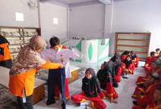 Tak Hanya Sekolah Negeri, Siswa Madrasah di Batang Juga Terima Bantuan Seragam Gratis Bupati Faiz