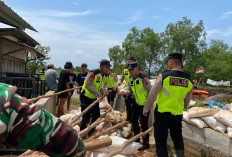  Gotong Royong Aparat dan Warga Percepat Penanganan Banjir Pabean Pekalongan