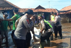 Atasi Rob, Personel Polres Pekalongan Kota dan Warga Perkuat Tanggul Bandengan Pakai Ratusan Sandbag