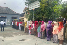 Semangat Tak Kenal Usia, Puluhan Lansia Jadi Petugas dan Peserta Upacara HUT ke-81 RI di Podosugih Pekalongan