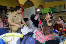 Banjir di Kabupaten Pekalongan Mulai Surut, Wagub Taj Yasin Evakuasi 2 Lansia dari Posko Pengungsian