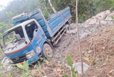Truk Pengangkut Semen Terperosok ke Tebing 10 Meter di Kandangserang
