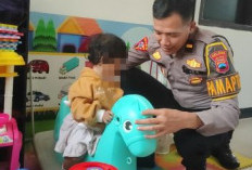 Ipda Purwanto Telaten Momong Anak Pemohon Surat Kehilangan di Polres Pekalongan