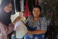 Sisihkan Uang Jajan, Siswa SDN Proyonanggan 03 Bagikan 50 Paket Sembako ke Masyarakat Sekitar