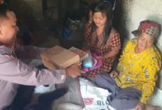 Jumat Berkah Polsek Kandangserang, Kisah Haru Nur Hayati, Anak Yatim Piatu Terima Bantuan Perlengkapan Sekolah