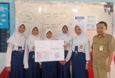 Dari Koran ke Kelas: Cara Seru Siswa SMPN 8 Kota Pekalongan Belajar Membedah Pikiran Pokok dan Mengolah Data