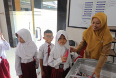 Dapat Es Krim Gratis dari Bupati Faiz, Pelajar Makin Semangat ke Grha Pustaloka Batang