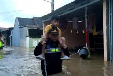 Warga Galangpengampon Terjebak Banjir Setinggi 1 Meter, Tim Siaga Bhayangkara Sisir Perkampungan