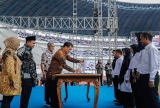 Terbanyak di Indonesia, Gubernur Ahmad Luthfi Serahkan SK Kepada 13 Ribu Orang PPPK Paruh Waktu