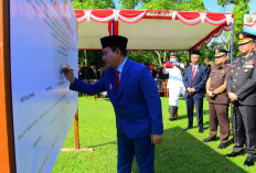 Upacara Hardiknas 2026, Plt Bupati Pekalongan Sukirman Tegaskan Komitmen SPMB Bersih dan Transparan