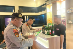 Samapta Polres Pekalongan Razia Kafe di Kajen, 22 Botol Miras Berbagai Merek Disita