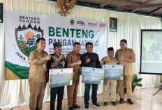 Perkuat Ketahanan Pangan, Gubernur Ahmad Lutfi Serahkan Bantuan Pompa Surya di Desa Tengengwetan