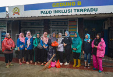 Wujud Kepedulian, Bunda PAUD Inggit Soraya dan HIMPAUDI Salurkan Bantuan untuk PAUD Terdampak Banjir