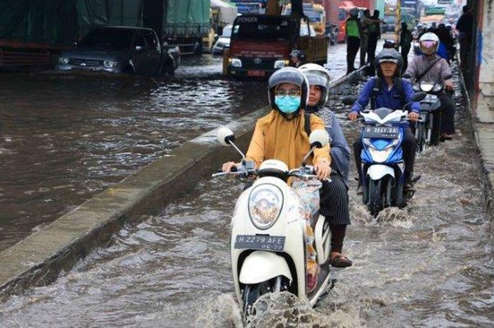 Ini Syarat Aman Menerobos Banjir Pakai Motor Matic, Wajib Ingat!