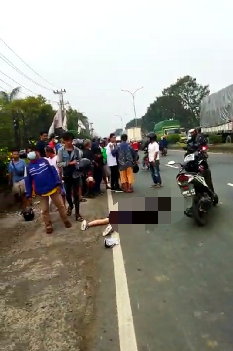 Motor yang Dikendarai Muda Mudi Menyenggol Tronton, Seorang Pelajar SMK Tewas