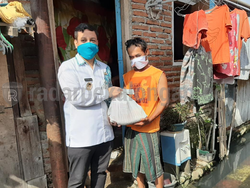 PGRI Beri Bantuan Paket Sembako dan Alat Sanitasi