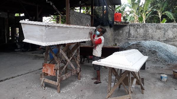 Angka Kematian Akibat Covid-19 Tinggi, Permintaan Peti Jenasah Meningkat