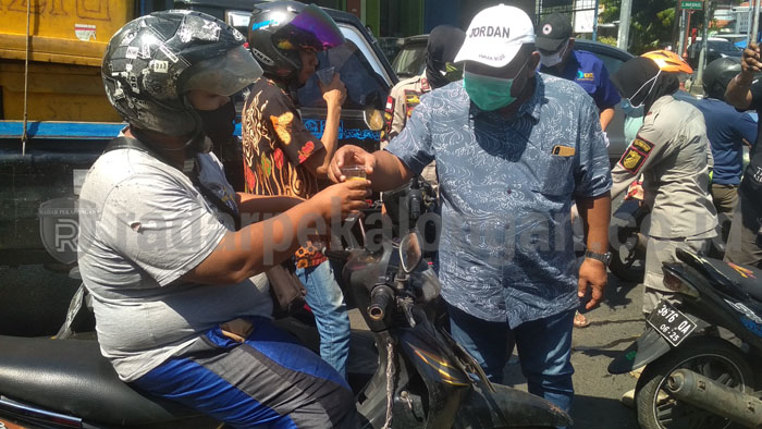 KNTI Kota Pekalongan Bagikan Masker dan Jamu