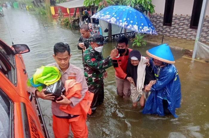 Banjir Rob, 15 Warga Degayu Mengungsi