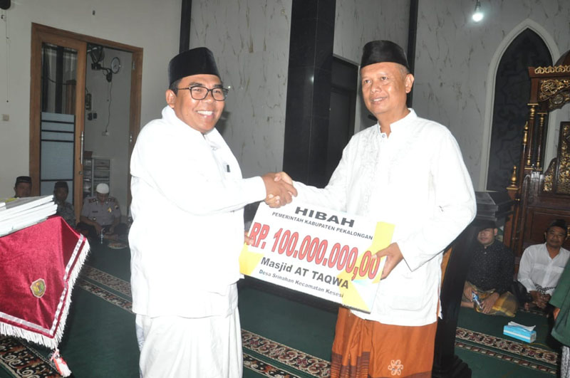 Bupati Pekalongan Berikan Bantuan Rp. 100 Juta untuk Masjid At Taqwa Srinahan Kesesi