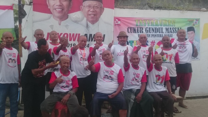 Yakin Jokowi Menang, Belasan Warga Cukur Gundul Massal
