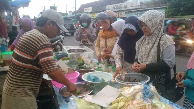 Depan Pasar Kajen jadi Tempat Berburu Takjil dan Makanan untuk Berbuka Puasa